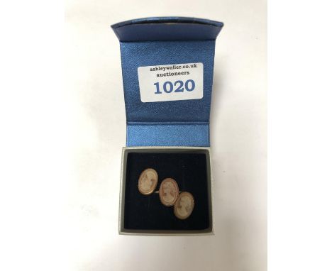 A LADIES CAMEO RING AND CAMEO EARRINGS 