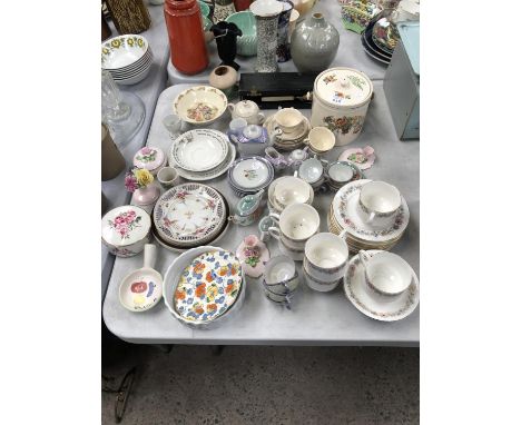 A MIXED COLLECTION OF CERAMIC DINNER WARE TO INCLUDE PLATES AND TEA CUPS ETC 