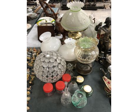 A MIXED GROUP OF VINTAGE LAMPS AND LAMP SHADES TO INCLUDE BRASS OIL LAMP ETC 
