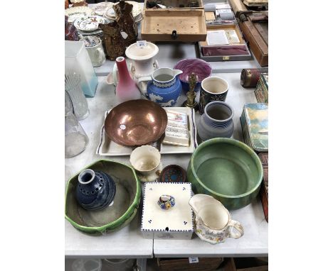VARIOUS ITEMS TO INCLUDE 1930'S POOLE POTTERY LIDDED JAR, COPELAND JUG ETC (QTY) 
