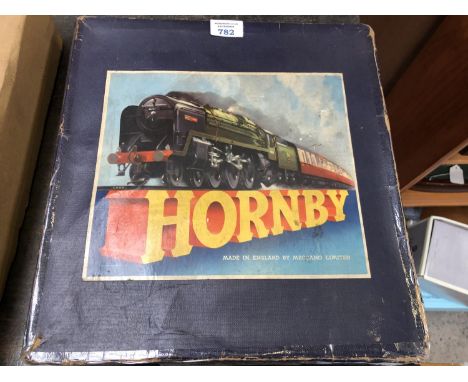 A BOXED VINTAGE HORNBY TIN PLATE TRAIN SET INCLUDING LOCOMOTIVE AND TENDER TRACK ECT 