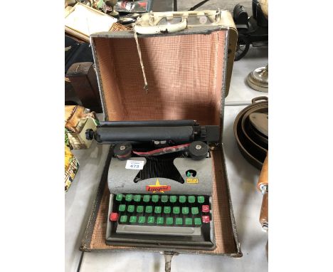 A VINTAGE CASED CHILD'S 'LILLIPUT' TYPEWRITER 
