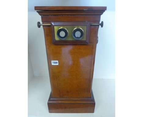 A very good mahogany table top stereo card viewer to take multiple stereoscope cards on a rolling system, brass eyepiece stam