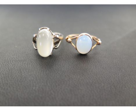 A moonstone cabochon single-stone ring - Moonstone approx 14.2x8.3x8.5mm - Stamped 18k - Ring size M 1/2 - Weight approx 4.7g