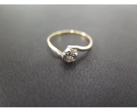 An 18 ct gold diamond solitaire ring in an open claw platinum setting - diamond size approx. 0.3 to 0.33 carats - Ring size O