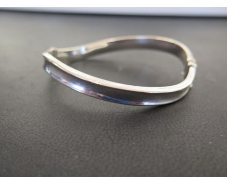 A curved hinged bangle - Stamped 375 - Weight approx 7.2gms
Condition Report: Fair - With surface dents and scratches - Clasp