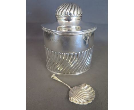 A silver tea caddy - Birmingham 1914/15 G U - George Unite with matching caddy spoon fitting in the lid - Height 13 cm - Tota