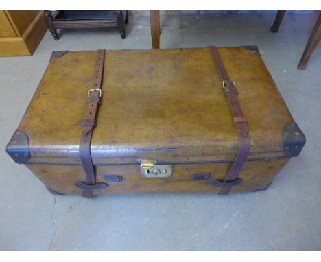 A large early 20th century trunk - Height 33 cm x Width 86 cm x Depth 50 cm  
Condition report: Polished condition