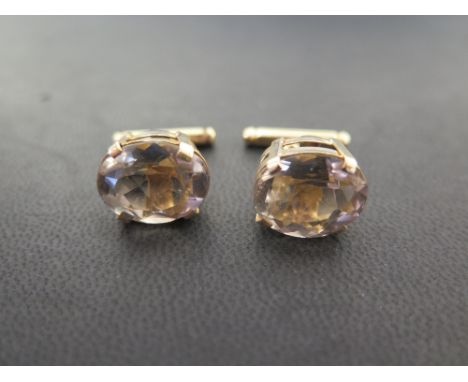 A pair of smokey quartz cufflinks - Gems approx 15x12.8mm - Test as 14ct gold or above - Weight approx 11.5gms
Condition Repo