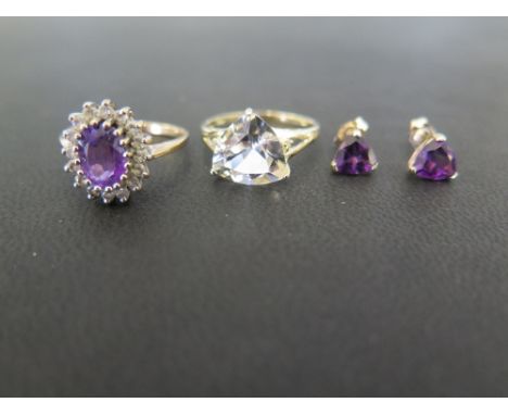 A 9ct gold purple and white-gem cluster ring - Hallmarked London - Ring size N - A cubic zirconia single-stone ring - Stamped