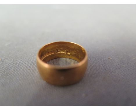 A 22 ct gold band ring - Hallmarked Birmingham - Ring size I -  Weight approx. 6gms
Condition Report: Good - With light surfa