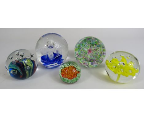 Selection of 5 art glass paperweights, Caithness etc.