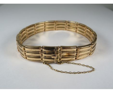 Vintage Three bar 9ct Yellow Gold Bracelet with Safety chain in excellent condition.  7.5 inches.  Weight 21.8g