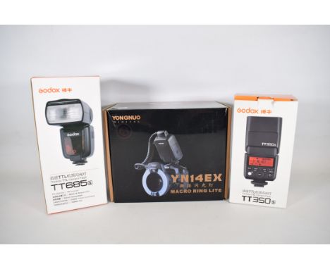Two Flash guns plus one other with ring flash. See photos for details. 