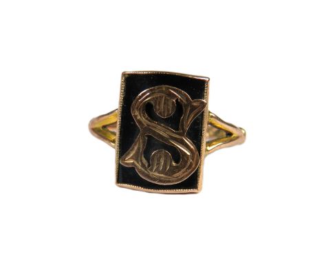 9ct Yellow Gold Vintage Ring set with a Jet square with the letter 'S' in Gold.  Finger size 'N'   2.0g PA563