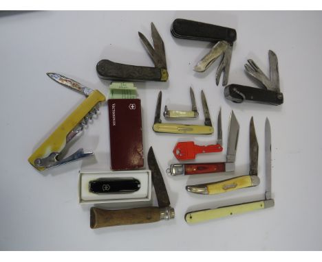 12 Mainly vintage penknives / multi tools. 
