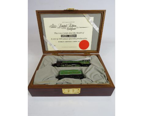 OO Gauge Bachmann 31-550 V2 Limited edition Green Arrow in wooden display box with certs.