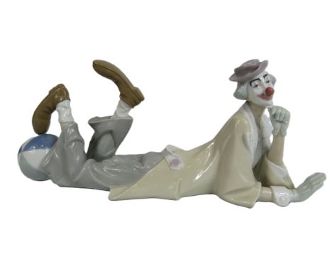 Large Lladro clown figurine model no 4618, 15.5cm tall and 37cm long come with box.