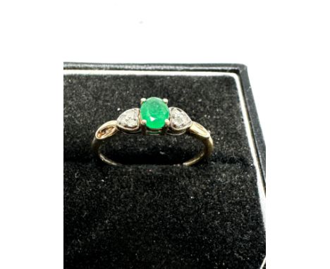 9ct gold diamond &amp; emerald  ring (1.2g)