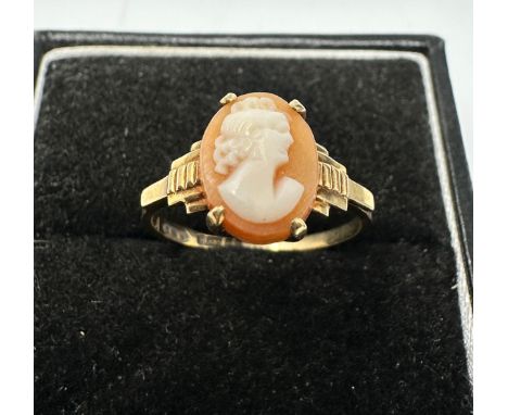 Vintage 9ct gold cameo set ring weight 1.8g