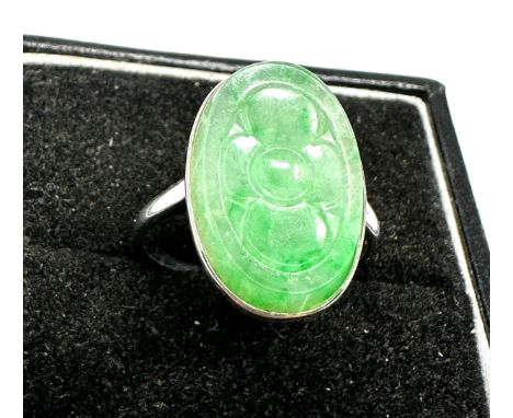 Vintage 18ct white gold carved jade ring weight 3.4g