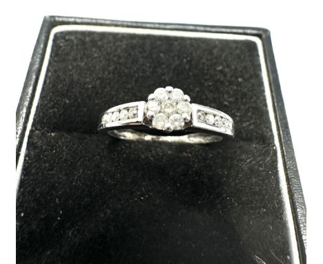 9ct white gold diamond cluster ring (1.7g)