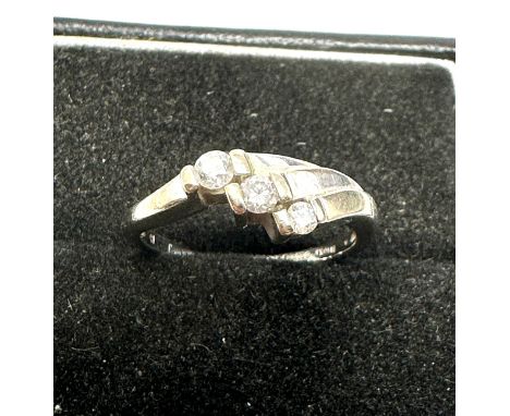 9ct gold three stone diamond ring (1.9g)