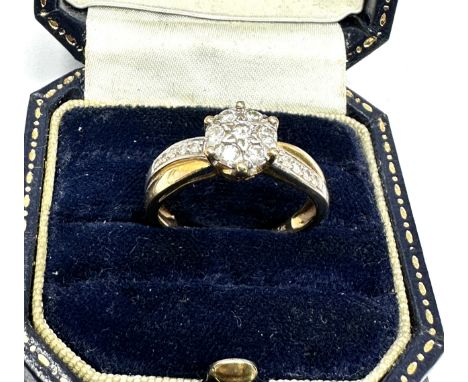 9ct gold diamond cluster ring with diamond set shoulders (3g)