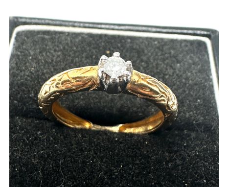 9ct gold etched diamond solitaire band ring (2.5g)