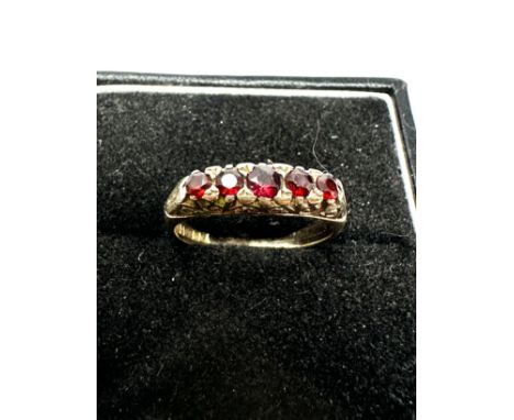 9ct gold garnet  ring (2.7g)