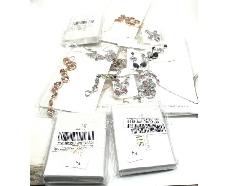 A collection of silver jewellery 