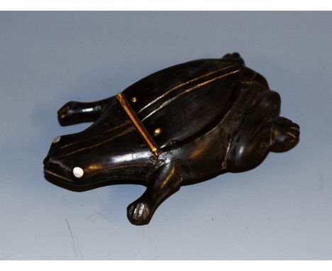 A horn novelty snuff box, as a frog, hinged cover, inlaid silver coloured metal eyes, 7.5cm wide