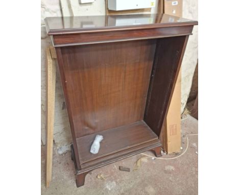 A 77cm 20th Century stained mahogany open bookcase with adjustable shelves, set on bracket feet