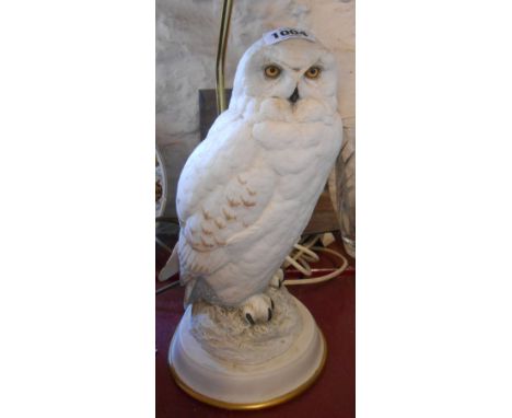 A Franklin Mint porcelain table lamp from a design by Raymond Watson, depicting a snowy owl with brass lamp fittings and orig