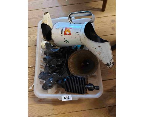 A crate containing two vintage oil cans, a Black &amp; Decker sander, etc.