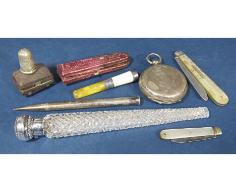 Mixed collection of bijouterie or cabinet silver comprising a silver pencil, two folding pearl handled fruit knives, a silver