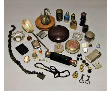 Miscellaneous effects, twin ended scent bottle, silver vesta, spoon with mother-of-pearl bowl, Unity silver lighter,&nbsp;sil