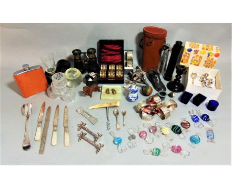 Box of silver plate and mixed items comprising various napkin rings, together with a further small Chinese porcelain double g