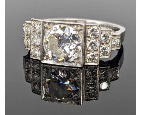 ART DECO-STYLE DIAMOND RING, the principal stone measuring 1.5cts approx., flanked by a further six diamonds to either should