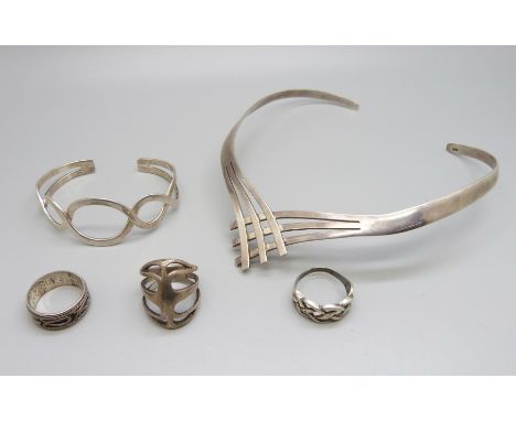 A silver collar, bangle and three rings, 75g 