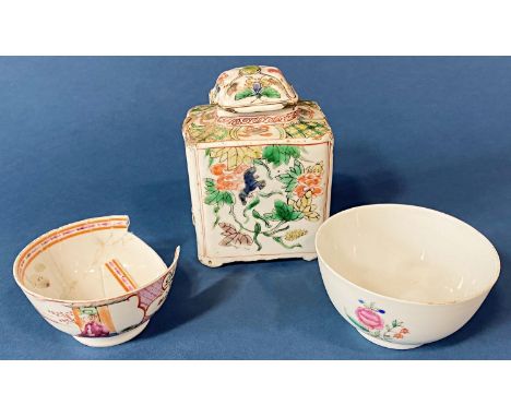 Chinese famille verte teapot converted to tea caddy, Kangxi period, together with two export cups, caddy height: 11.5 cm (3) 