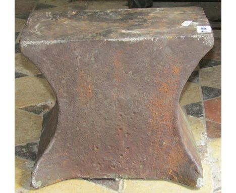 A small but heavy vintage cast iron anvil, 30 cm long x 26 cm wide x 25 cm high 