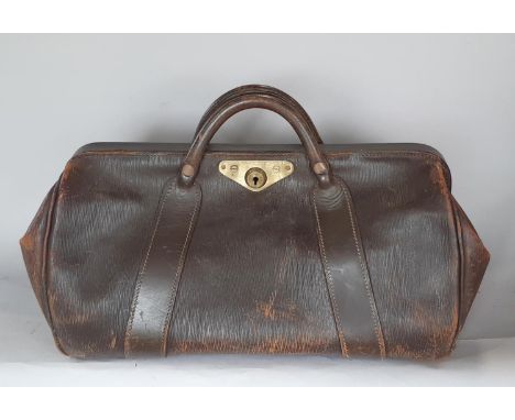 A vintage leather Gladstone bag in reasonable condition. 