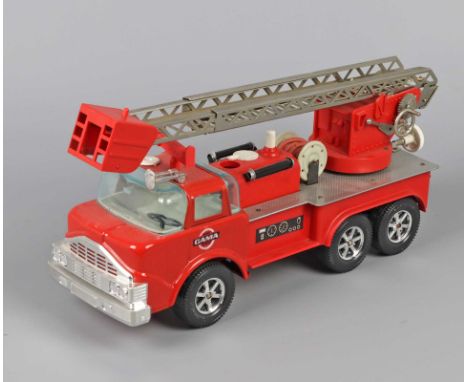 GAMA Feuerwehr Kunststoff und Blech gemarkt  GAMA, große Feuerwehr mit Drehleiter und Spritzkorb, L ca. 35 cm