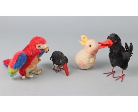 4 Steiff Tiere alle mit Knopf, dabei Papagei Lora 2520/12, L ca. 19,5 cm sowie Rabe Hucky 150/8/46, H ca. 6,5 cm, beide mit F