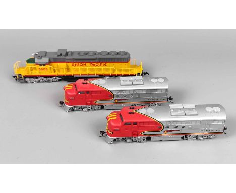 3 Bachmann Dieselloks H0 dabei von Bachmann China in rot und silber 2 Dieselloks *Santa Fe*, 61502 dazu von Bachman Hong Kong