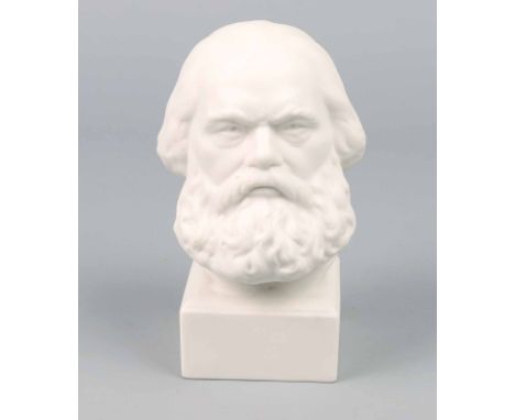 Meissen Karl Marx Büste weißes Böttgerporzellan mit blauer und geprägter Schwertermarke der Porzellanmanufaktur Meissen, mit 