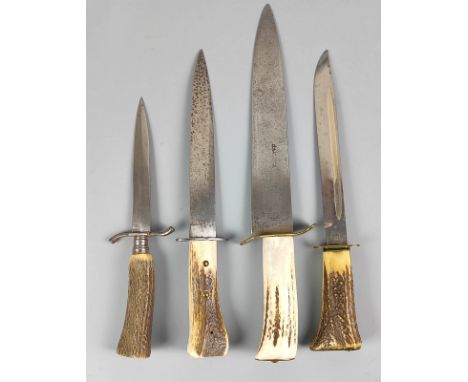 4 Jagdmesser mit Horngriffen in verschiedenen Ausführungen, Klinge teils mit Hersteller Lauterjung & Sohn (PUMA) Solingen sow