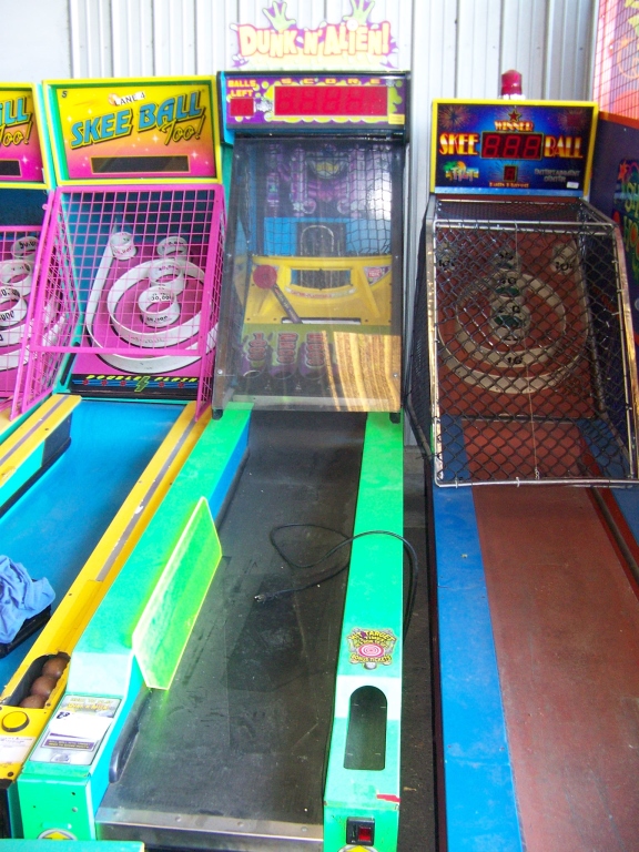 DUNK N ALIEN ALLEY ROLLER REDEMPTION GAME ICE Item is in used condition ...