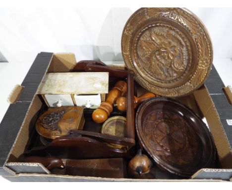 Treen - a mixed lot of predominantly treen items to include shallow bowls, trinket boxes, wall plaques and similar